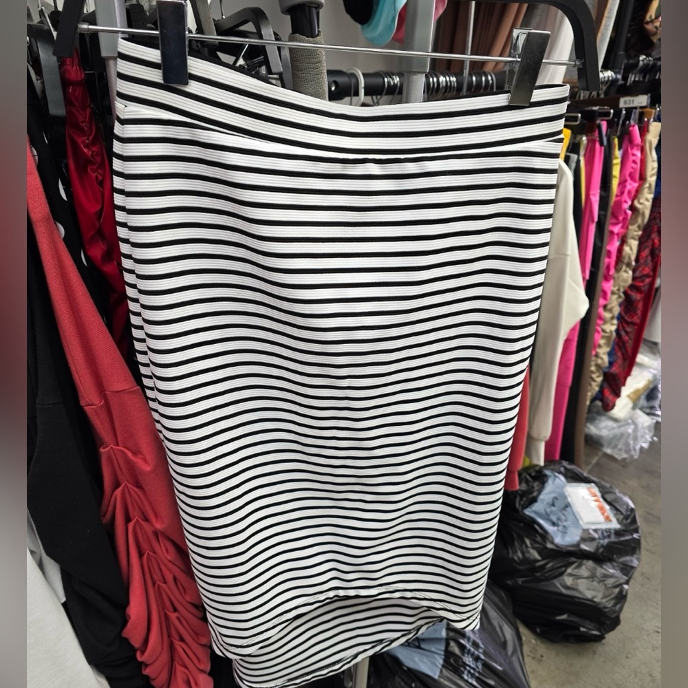 Guess size small skirt with back zipper